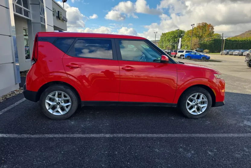 2022 Kia Soul LX photo 1