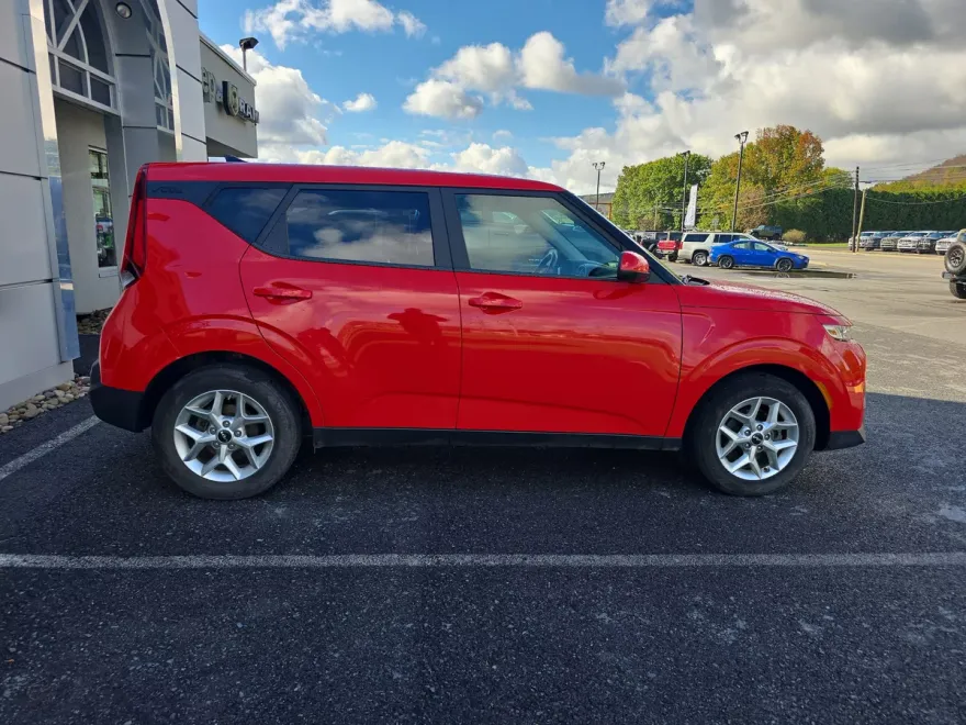 2022 Kia Soul LX photo 1
