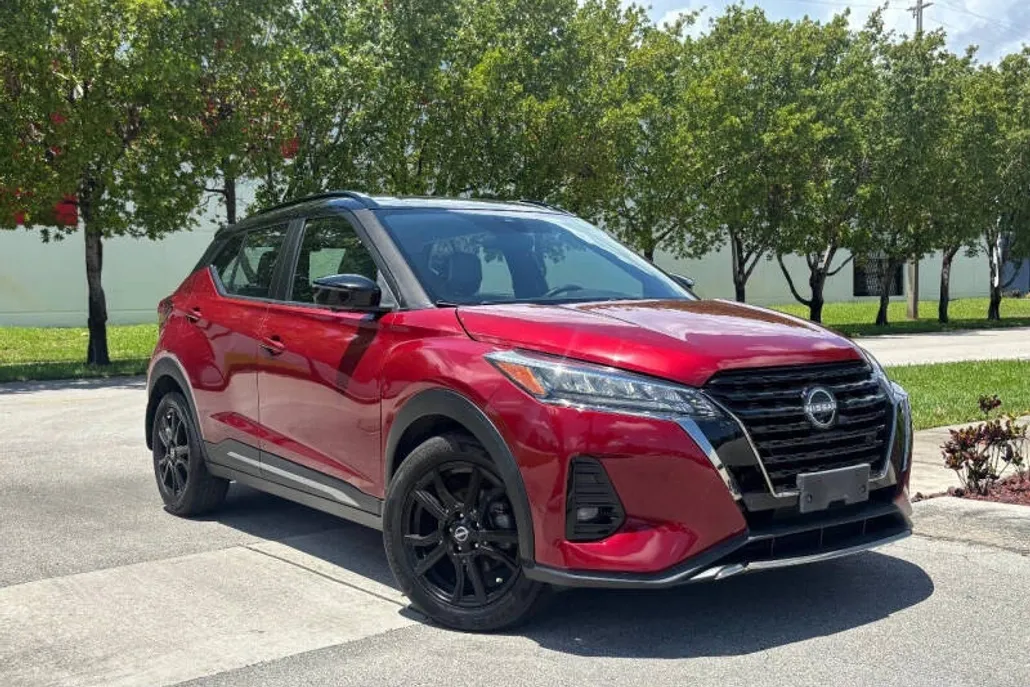 2022 Nissan Kicks SR photo 1