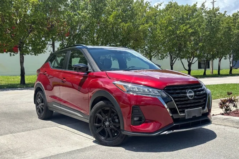 2022 Nissan Kicks SR photo 1