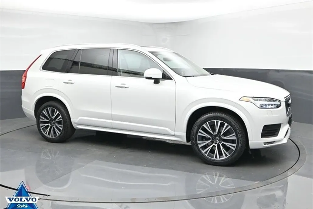 2022 Volvo XC90 T6 Momentum photo 1