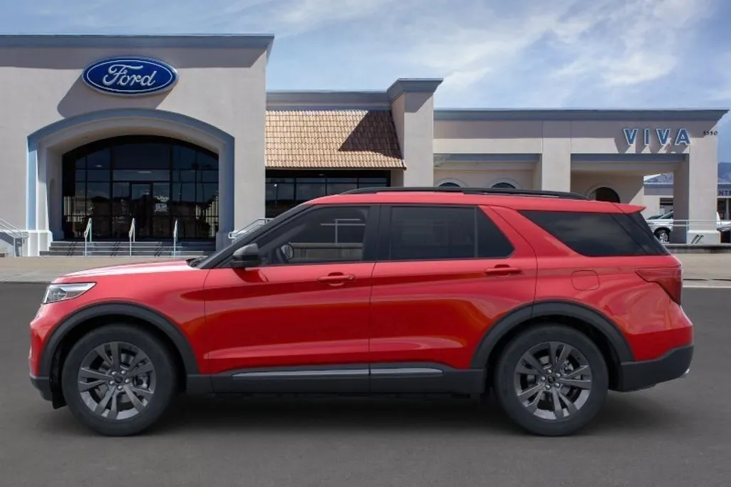 2024 Ford Explorer XLT photo 1