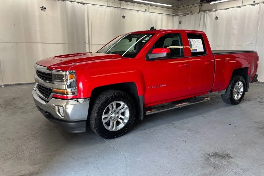 2017 Chevrolet Silverado 1500 LT photo 1