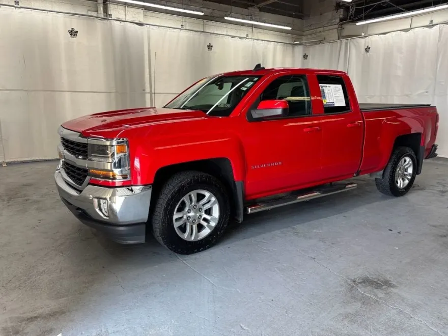 2017 Chevrolet Silverado 1500 LT photo 1