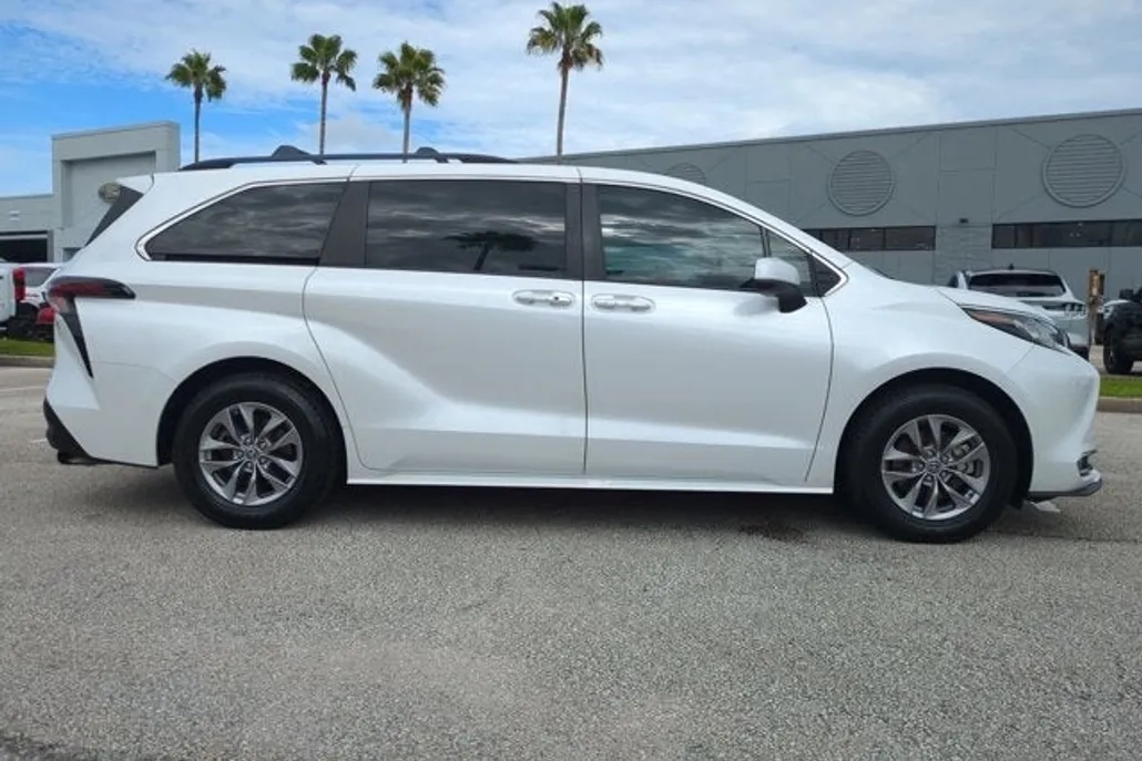 2023 Toyota Sienna XLE photo 1
