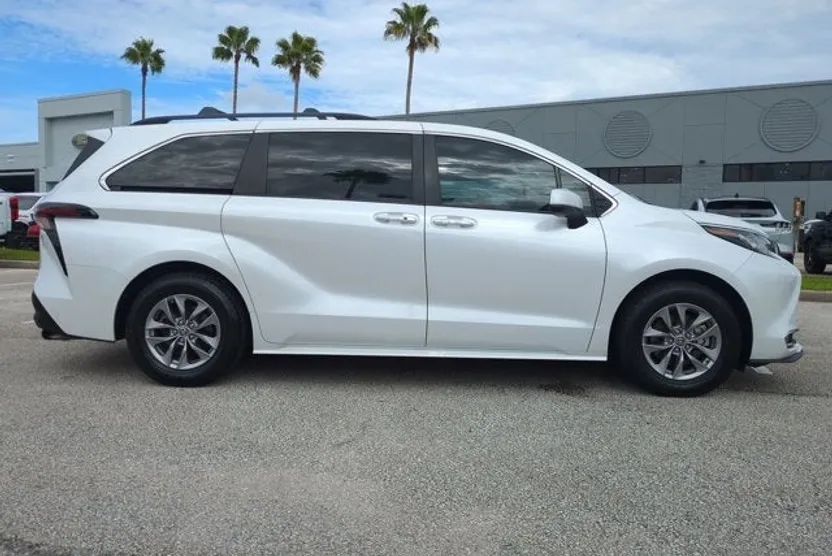 2023 Toyota Sienna XLE photo 1
