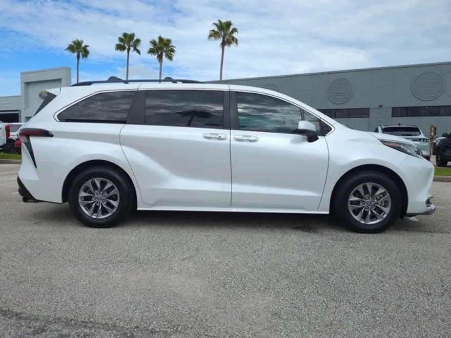 2023 Toyota Sienna XLE photo 1