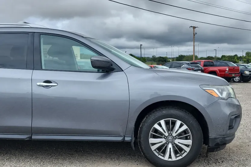 2017 Nissan Pathfinder SV photo 1