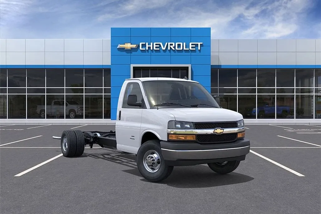 2025 Chevrolet Express Cutaway 3500 photo 1
