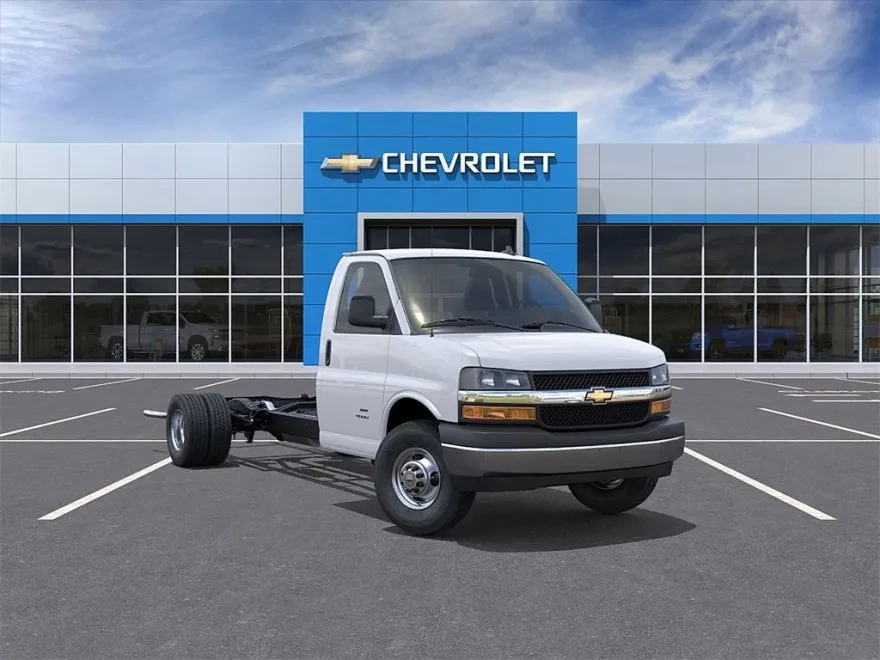 2025 Chevrolet Express Cutaway 3500 photo 1