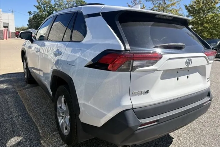 2021 Toyota RAV4 XLE photo 1