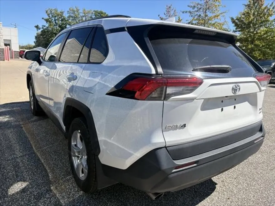 2021 Toyota RAV4 XLE photo 1