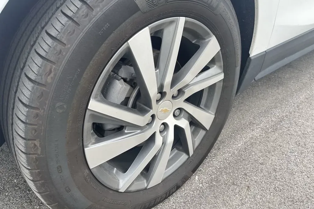 2024 Chevrolet Equinox LT photo 1