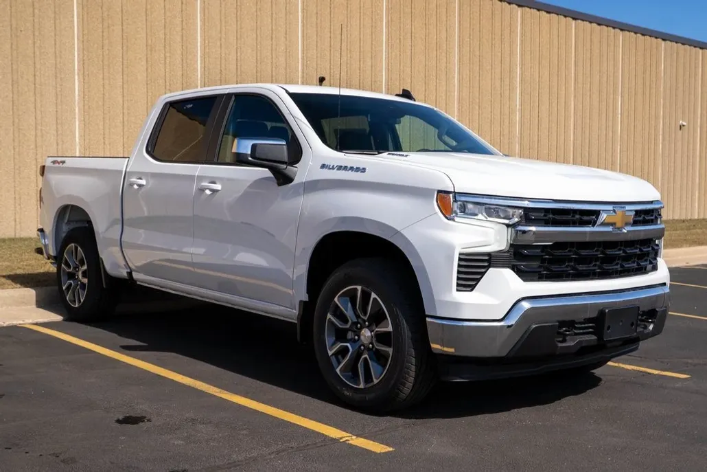 2025 Chevrolet Silverado 1500 LT photo 1