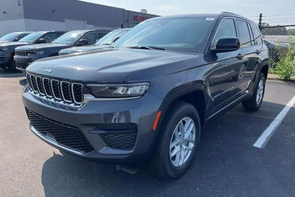 2025 Jeep Grand Cherokee Laredo photo 1