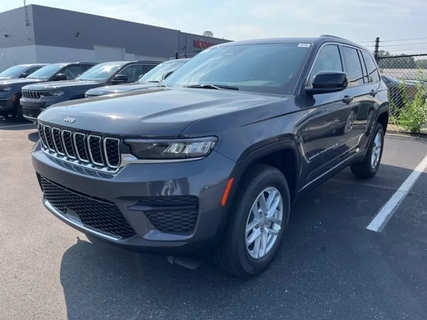2025 Jeep Grand Cherokee Laredo photo 1