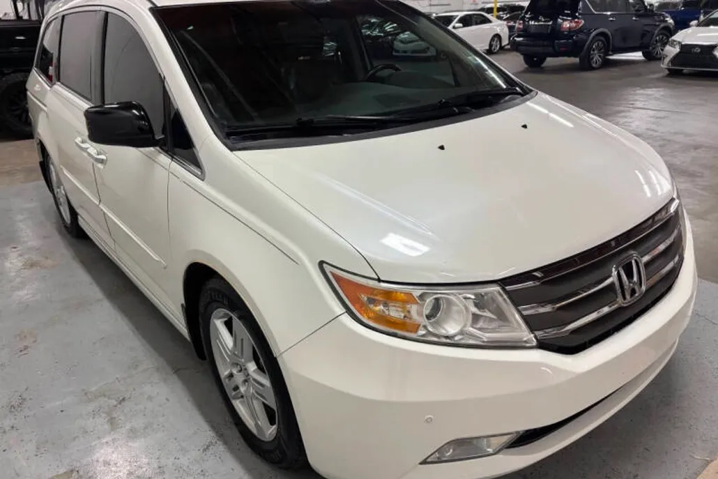 2012 Honda Odyssey Touring photo 1