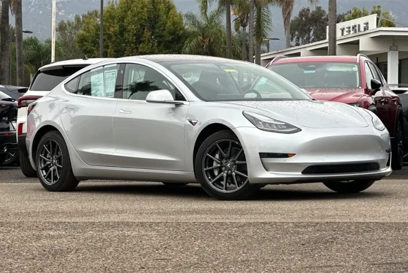 2018 Tesla Model 3 Long Range photo 1