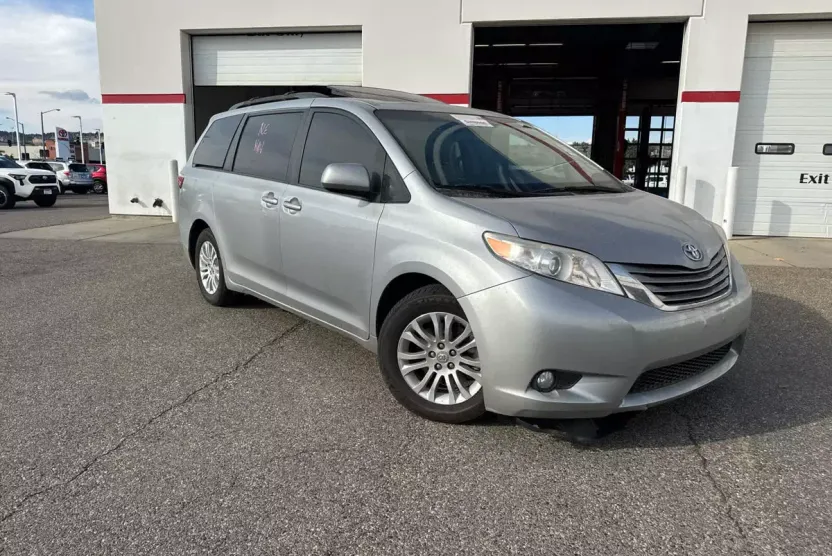 2017 Toyota Sienna XLE photo 1