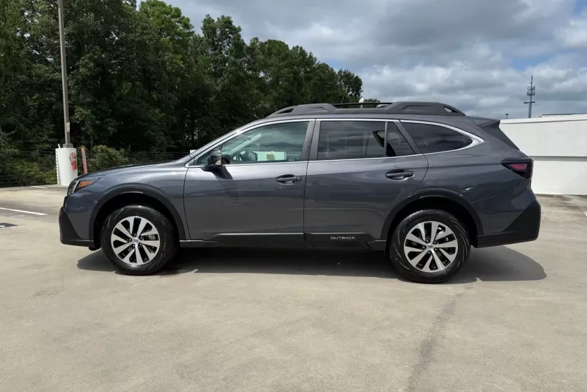 2020 Subaru Outback Premium photo 1