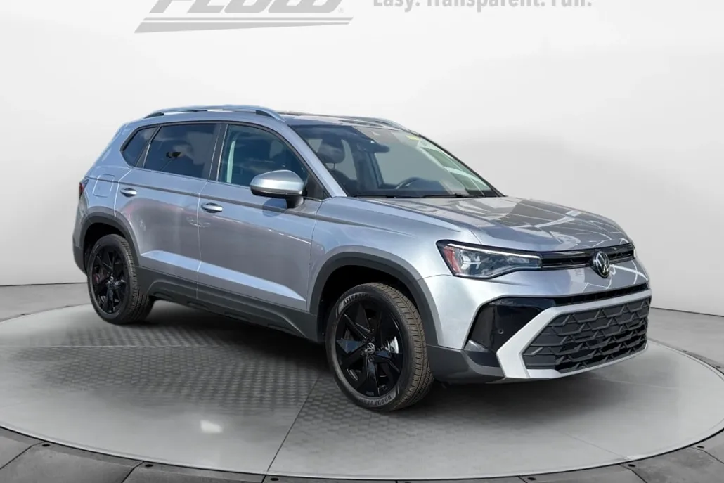 2025 Volkswagen Taos SE photo 1