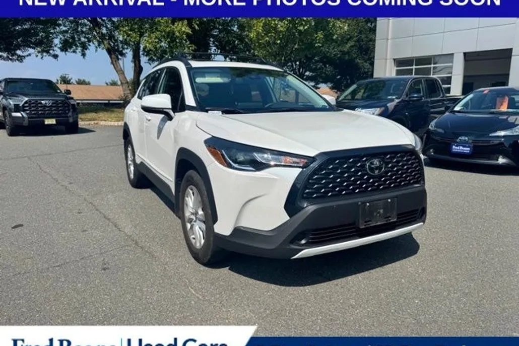 2022 Toyota Corolla Cross LE photo 1