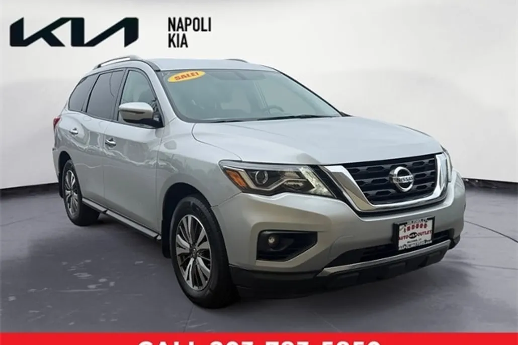 2017 Nissan Pathfinder SV photo 1