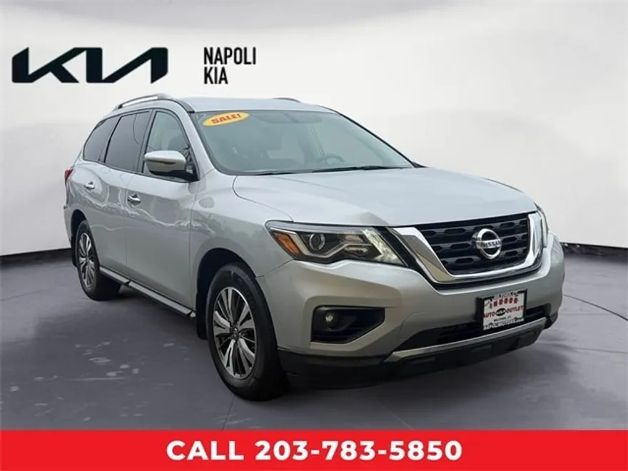 2017 Nissan Pathfinder SV photo 1