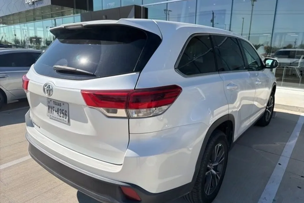 2019 Toyota Highlander LE photo 1