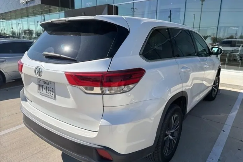 2019 Toyota Highlander LE photo 1