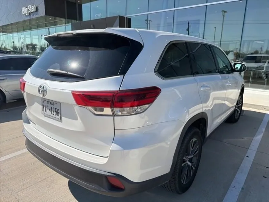 2019 Toyota Highlander LE photo 1