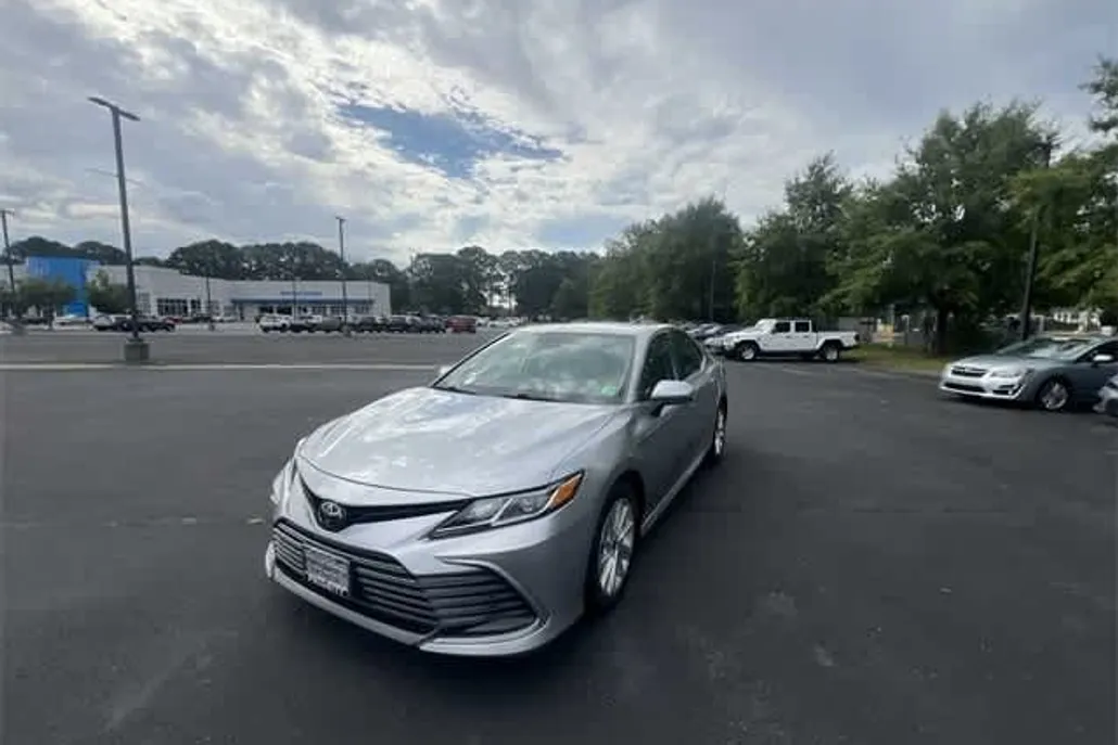 2023 Toyota Camry LE photo 1