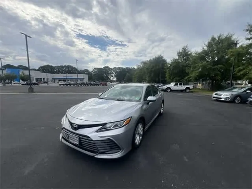 2023 Toyota Camry LE photo 1