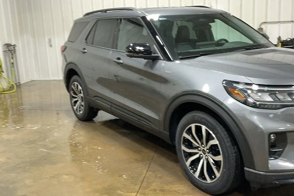 2025 Ford Explorer ST-Line photo 1