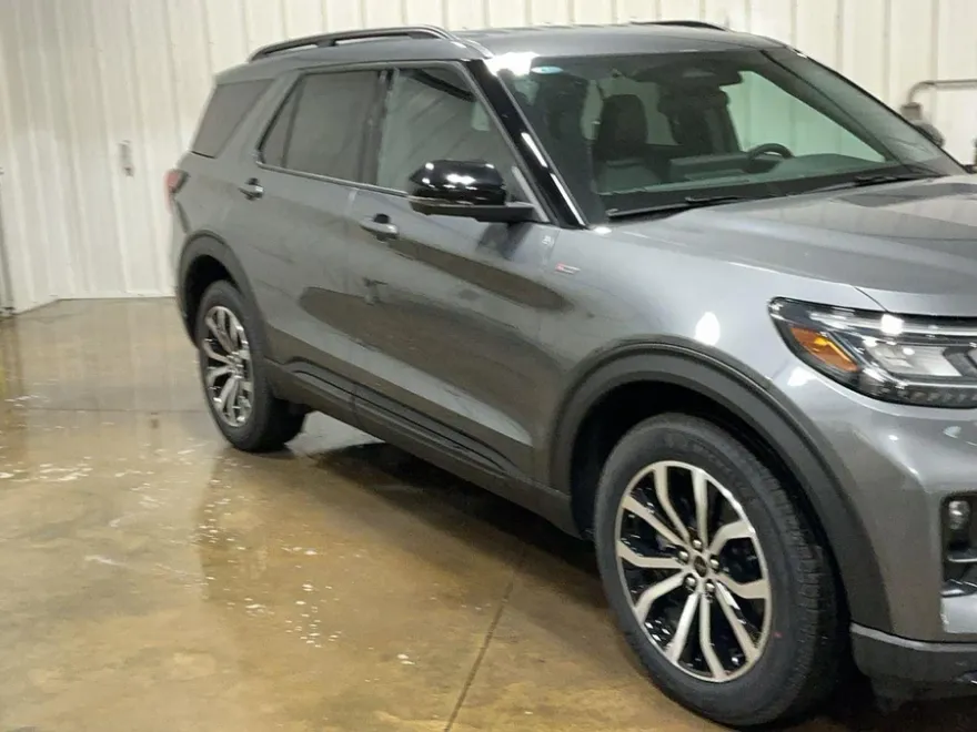 2025 Ford Explorer ST-Line photo 1