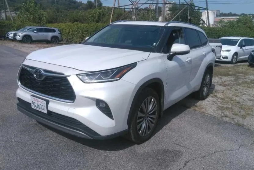 2023 Toyota Highlander L photo 1
