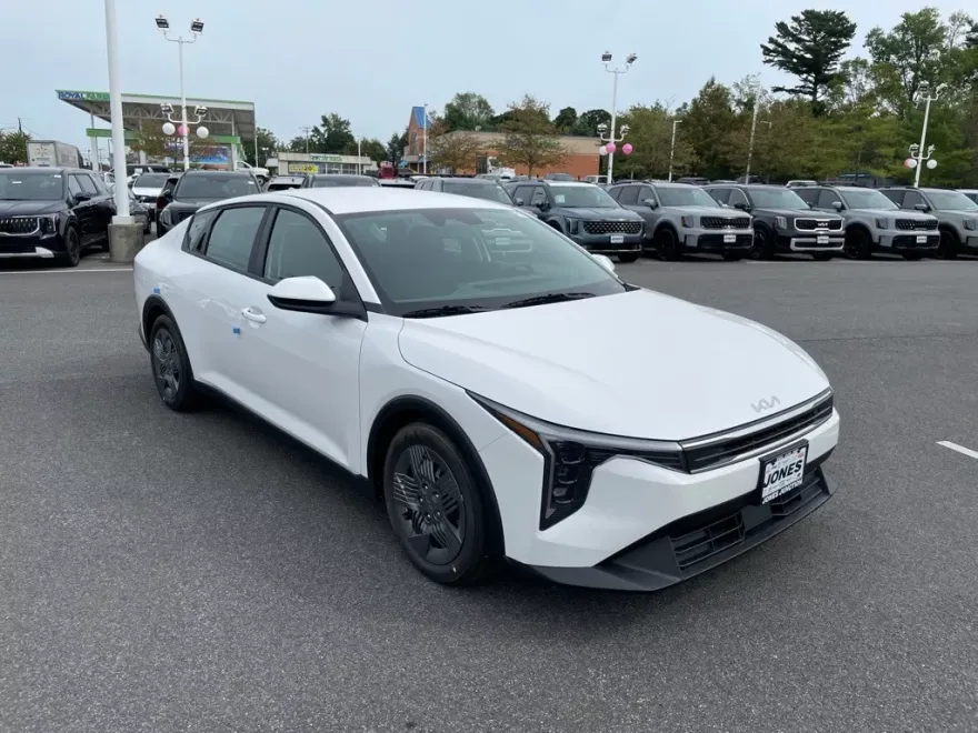 2025 Kia K4 LX photo 1
