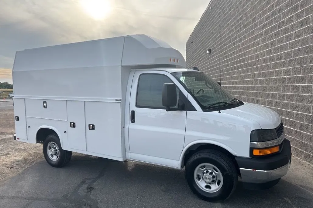 2025 Chevrolet Express Cutaway 3500 photo 1