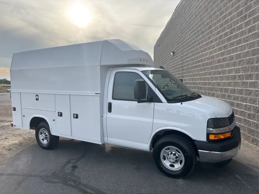 2025 Chevrolet Express Cutaway 3500 photo 1