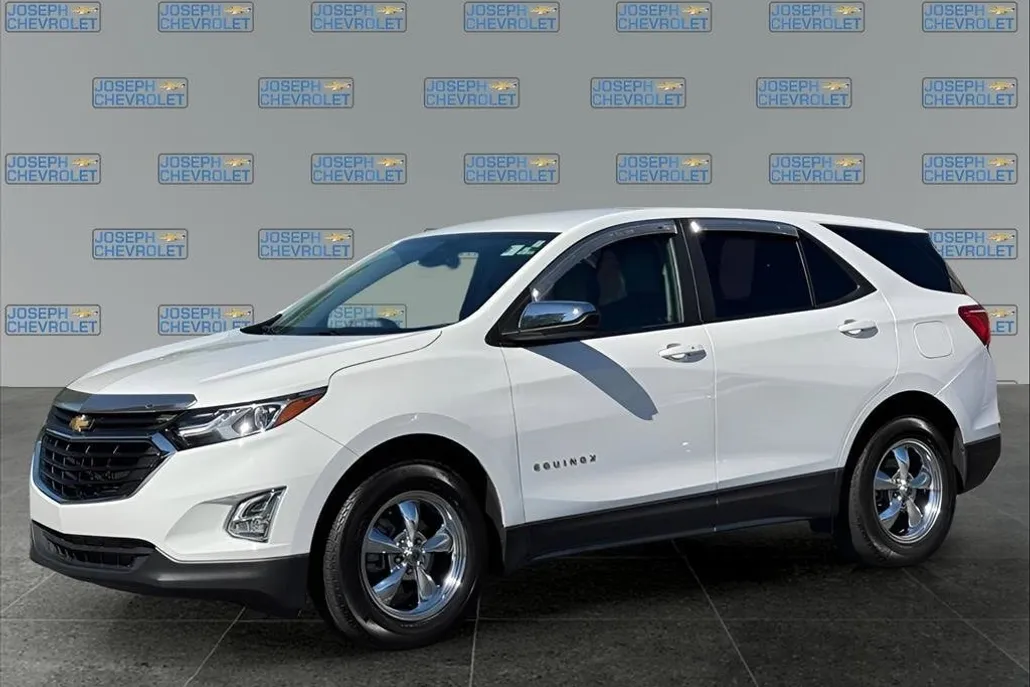 2021 Chevrolet Equinox LS photo 1