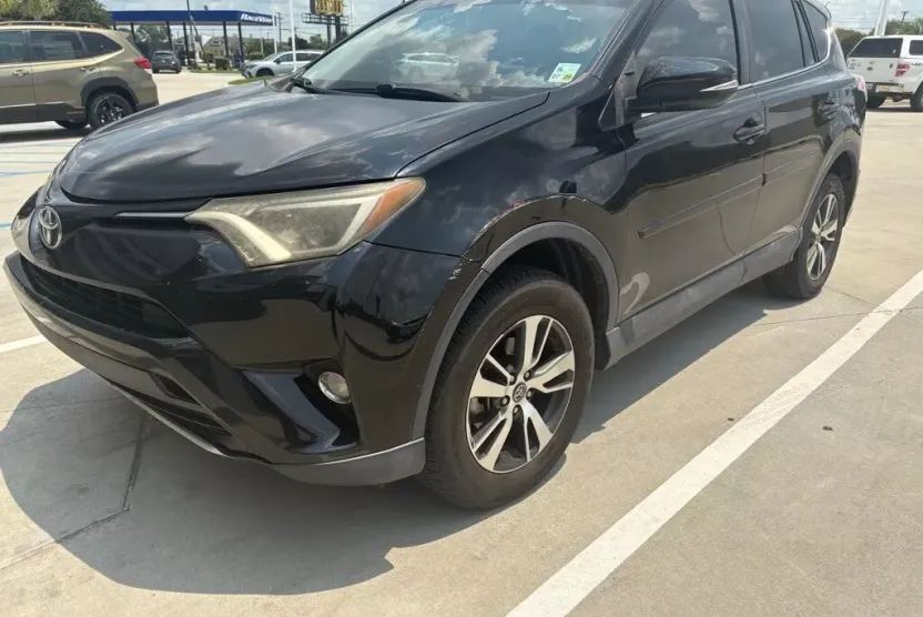 2016 Toyota RAV4 XLE photo 1