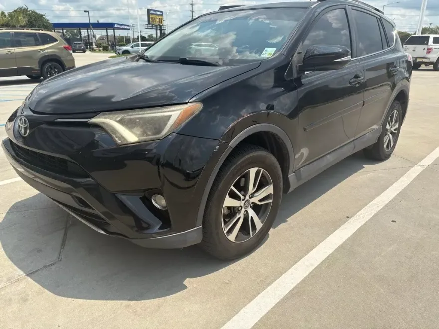 2016 Toyota RAV4 XLE photo 1
