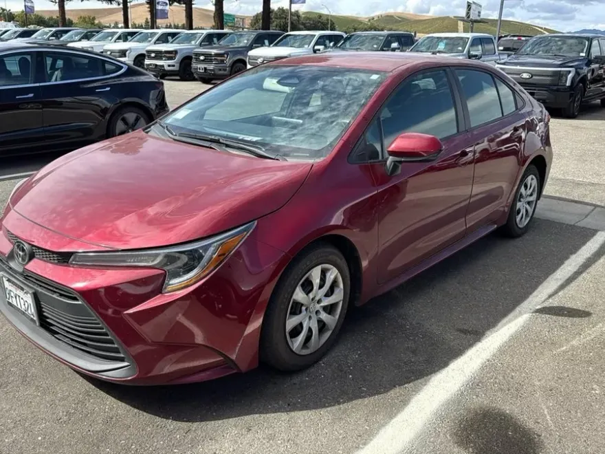 2023 Toyota Corolla LE photo 1