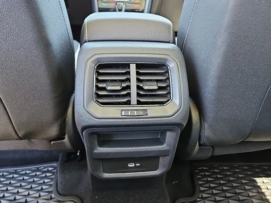 2025 Volkswagen Taos SEL photo 1