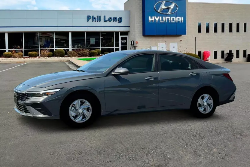 2025 Hyundai Elantra SE photo 1