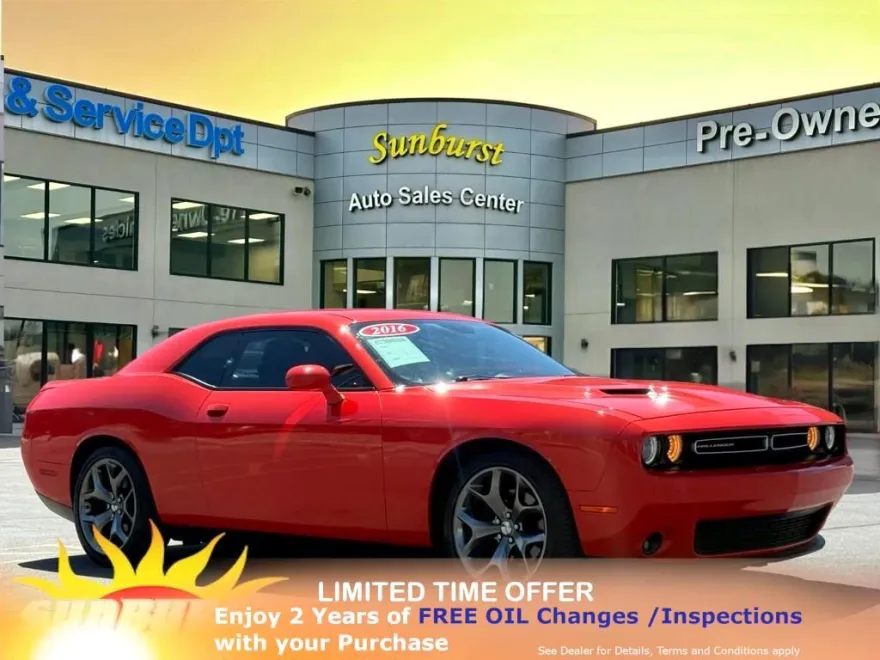 2016 Dodge Challenger SXT photo 1