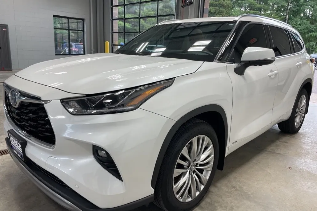 2024 Toyota Highlander Hybrid Platinum photo 1