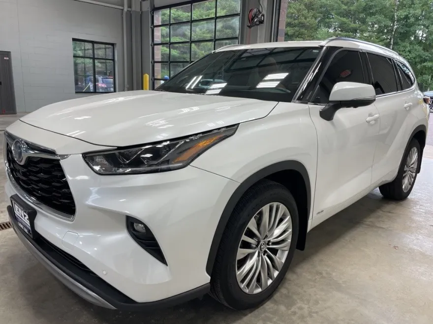 2024 Toyota Highlander Hybrid Platinum photo 1