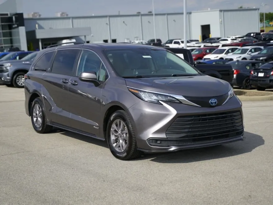 2021 Toyota Sienna LE photo 1