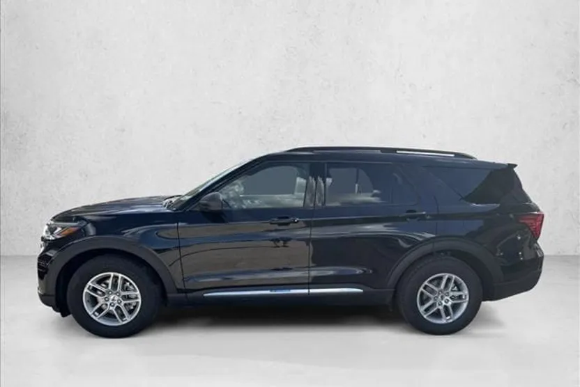 2025 Ford Explorer photo 1
